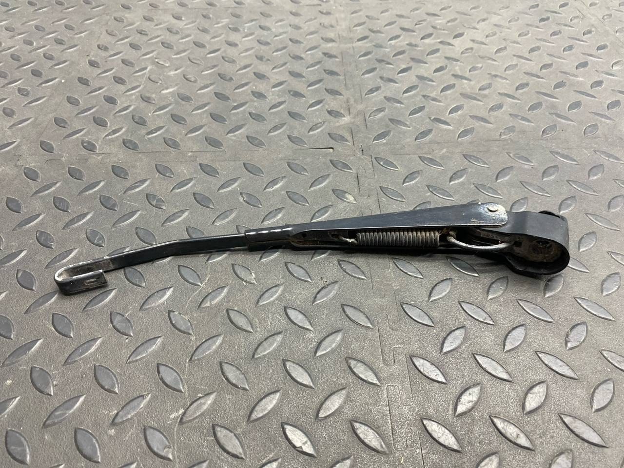 Поводок стеклоочистителя задний Mercedes E/W210 1995-2003