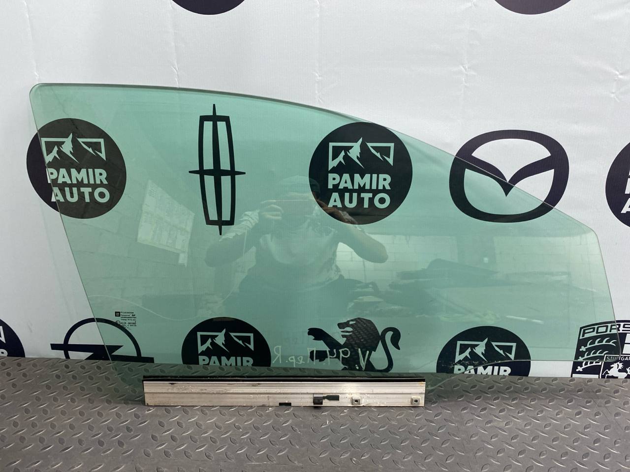 Стекло двери переднее правое Opel Astra/H 2004-2014