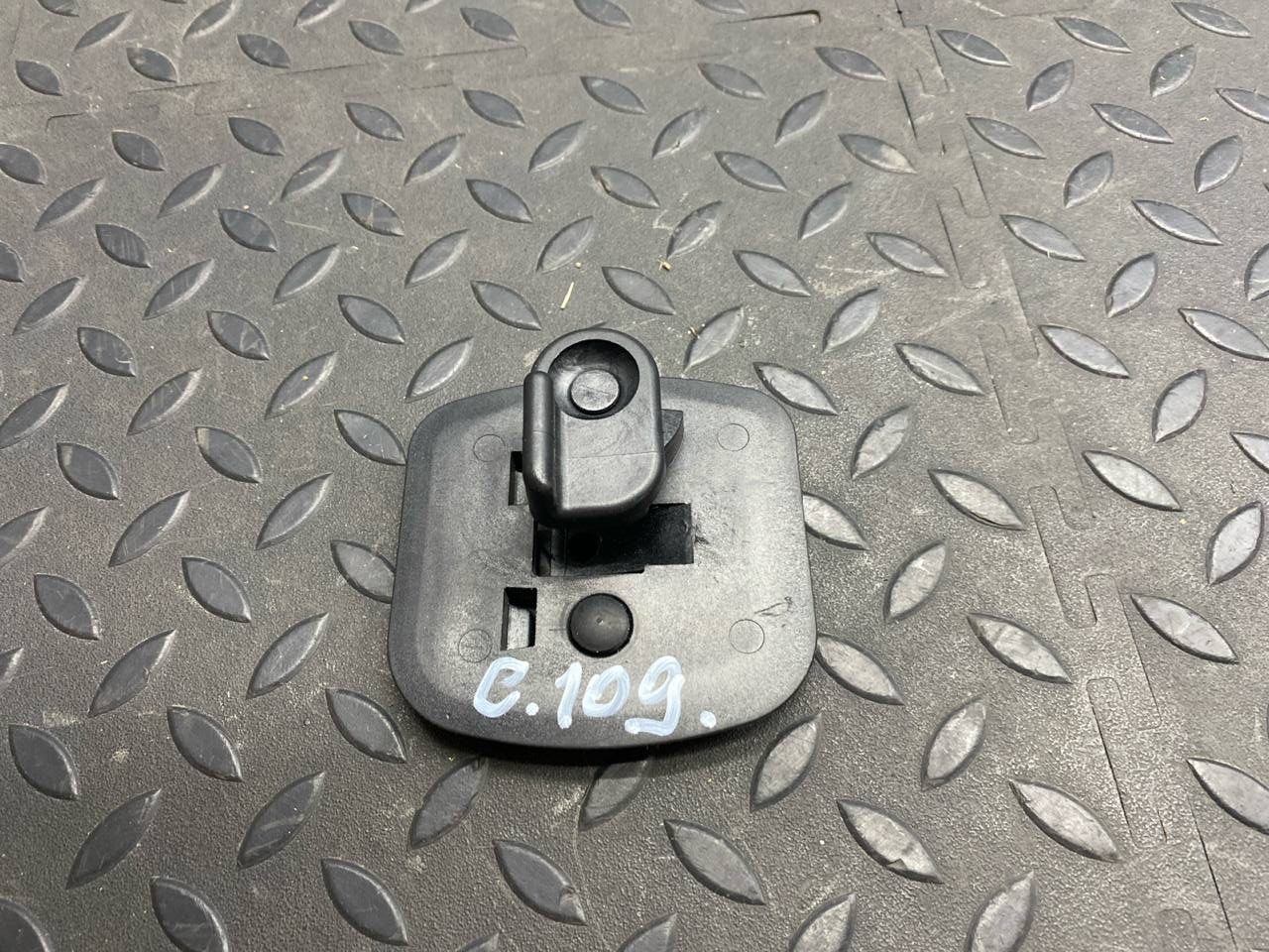 Кронштейн знака аварийной остановки Mercedes E/W210 1995-2003