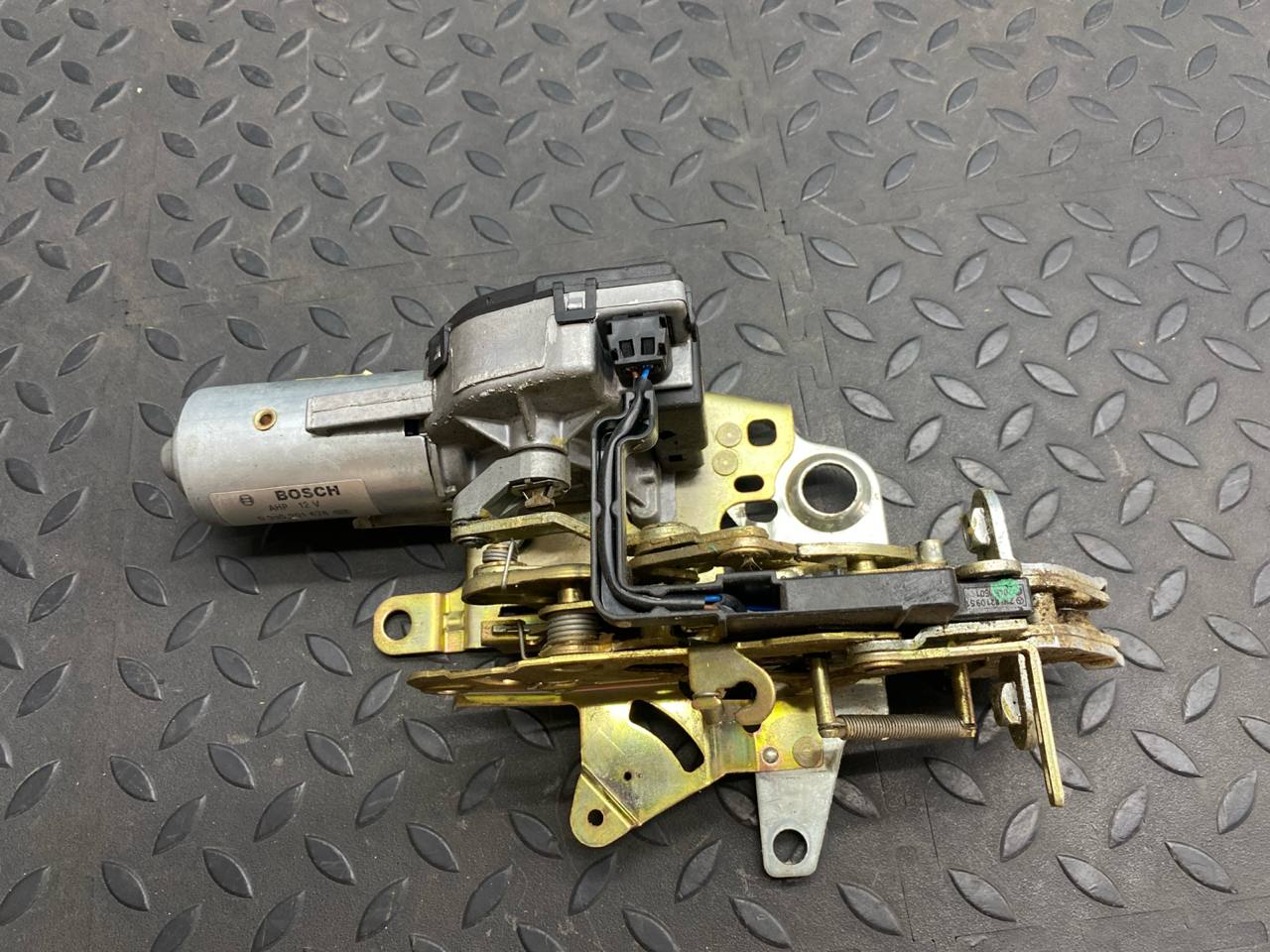 Замок двери багажника Mercedes E/W210 1995-2003