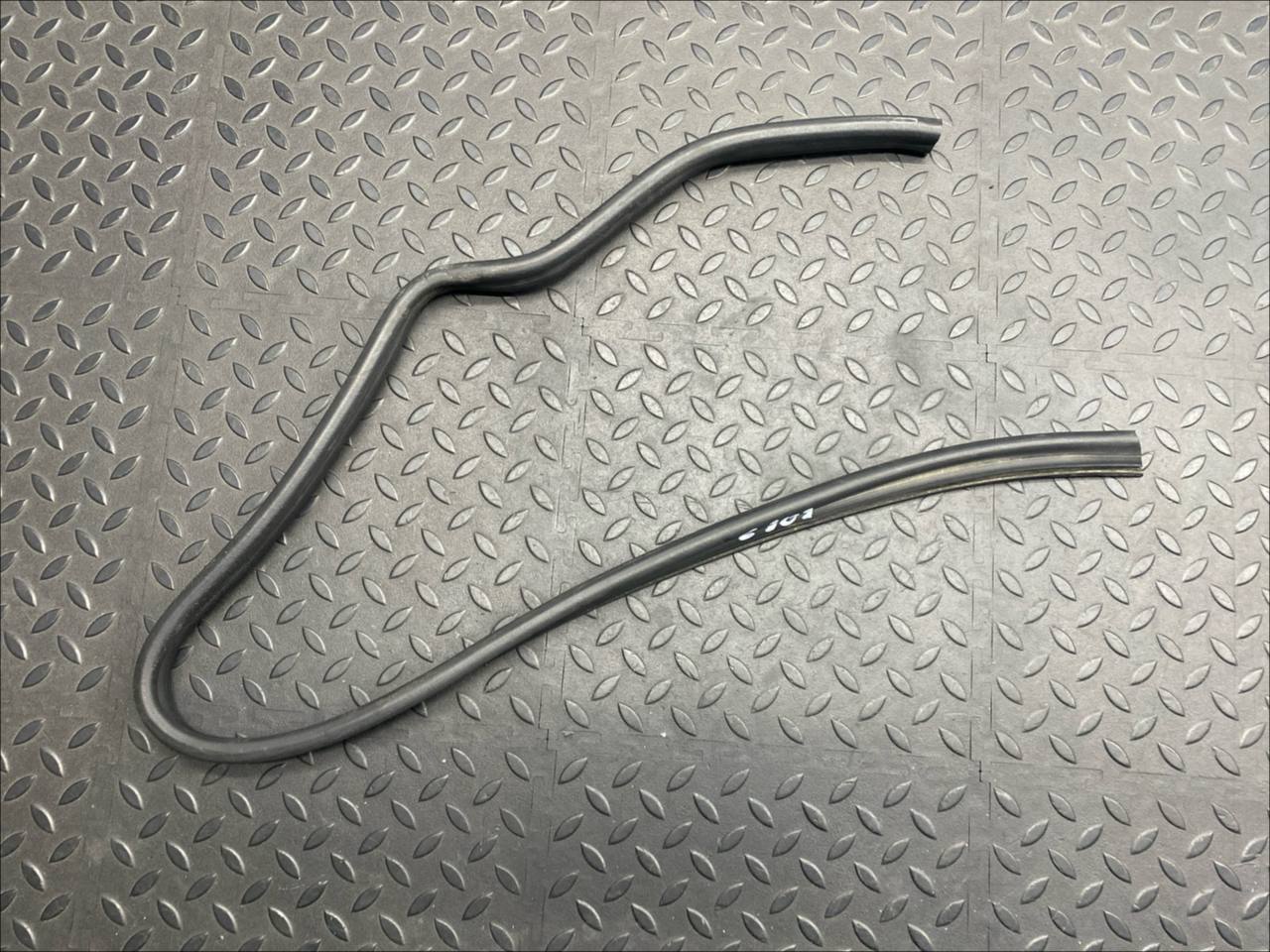 Уплотнитель капота Mercedes C/W202 1993-2001