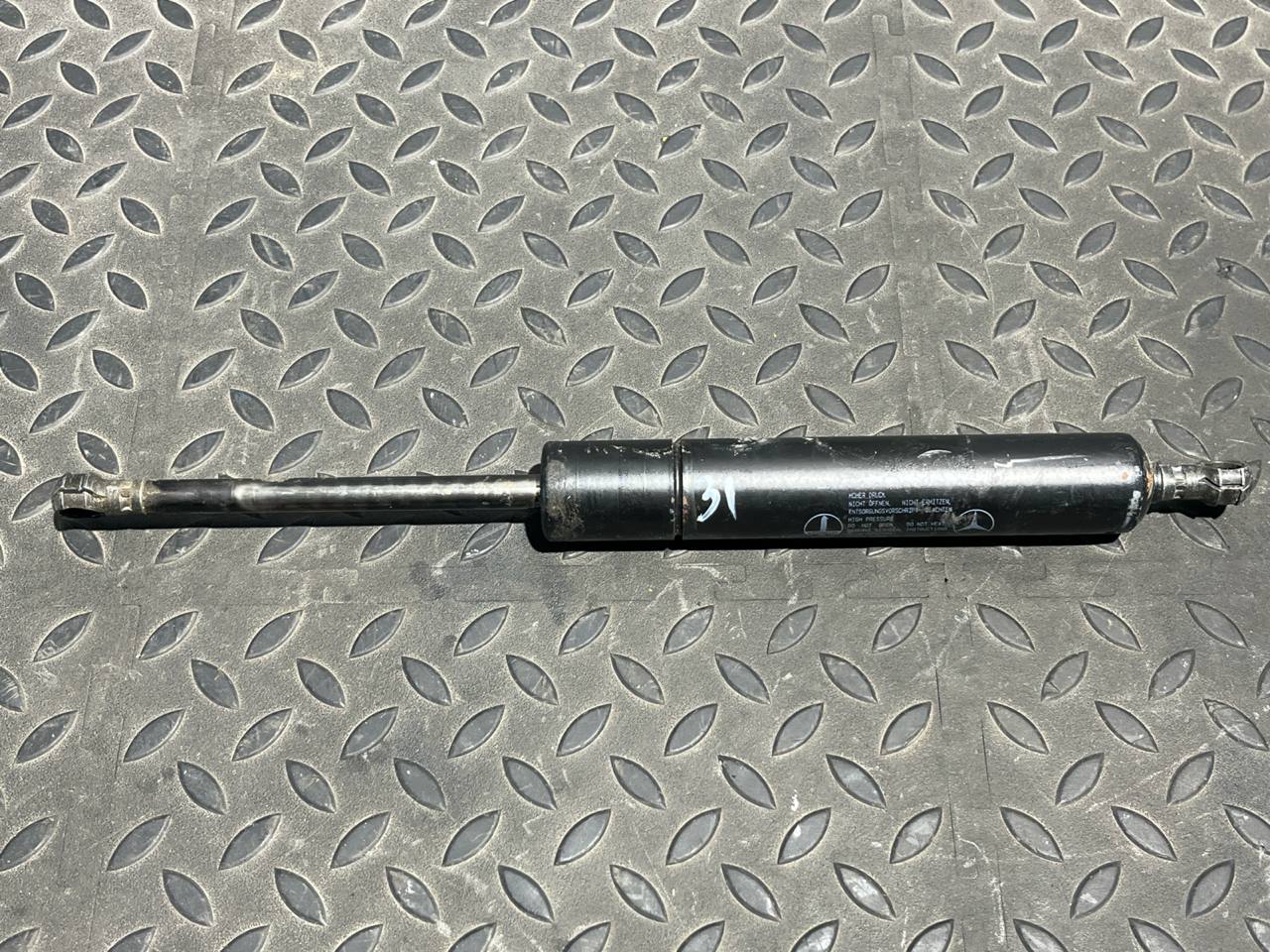 Амортизатор двери багажника Mercedes E/W210 1995-2003