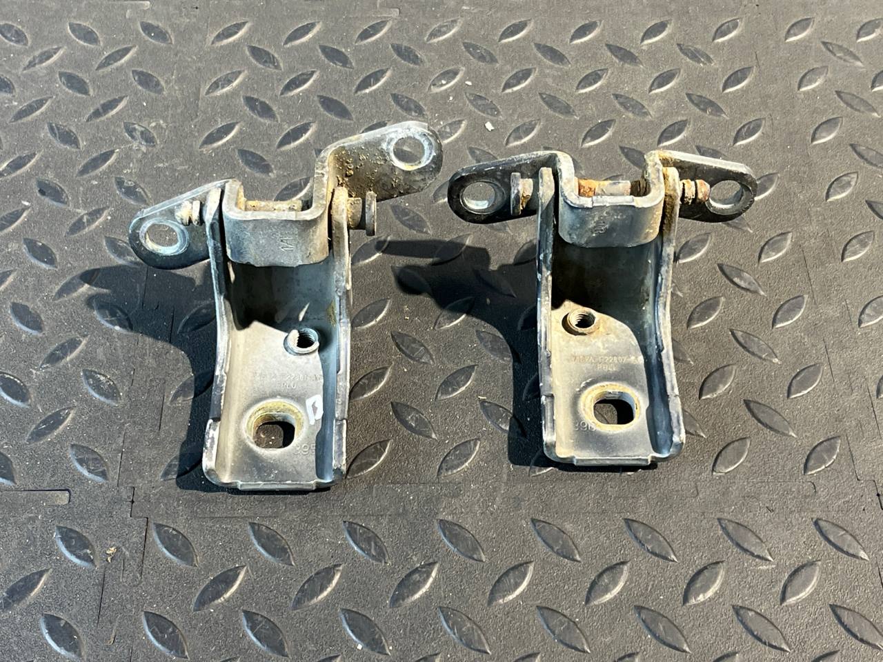 Петля двери передняя левая Ford Mondeo/3 2000-2007