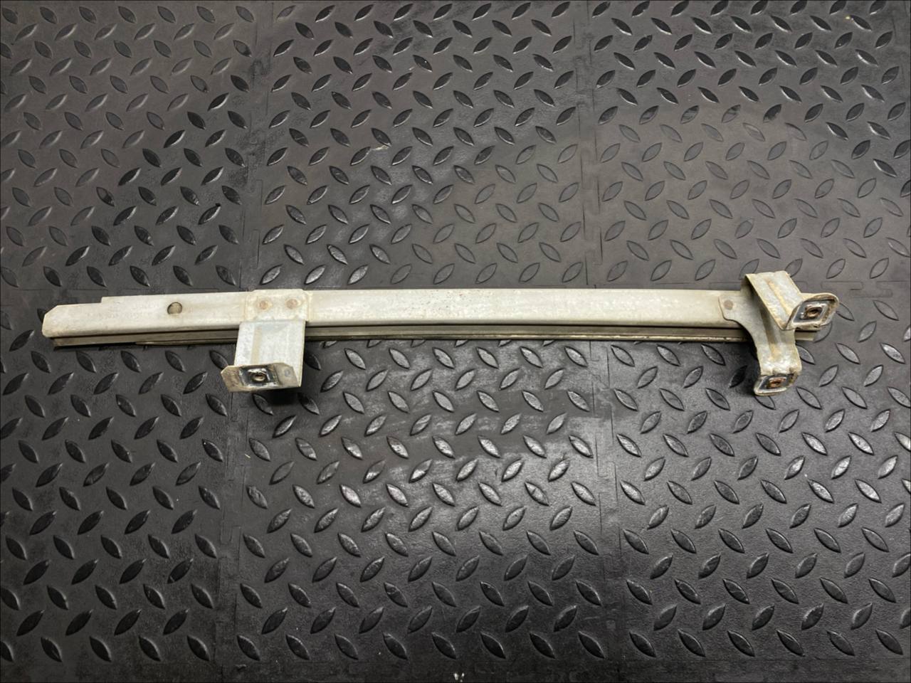 Направляющая стекла двери передняя правая Ford Transit 2000-2006