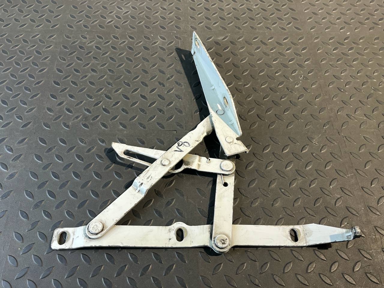 Петля капота правая Mercedes Vito/W638 1996-2003