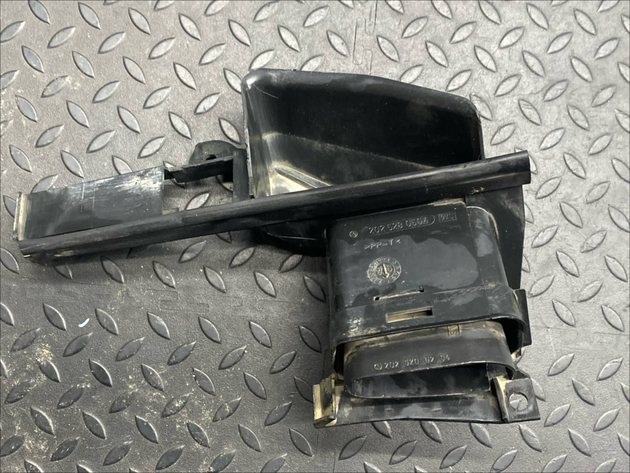 Воздуховод правый Mercedes C/W202 1993-2001