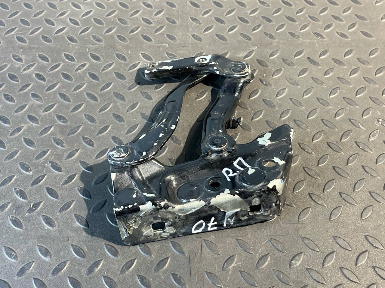 Петля капота правая Mercedes B/W245 2005-2011