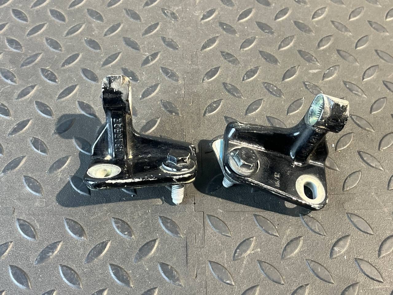 Петля двери передняя нижняя Mercedes B/W245 2005-2011