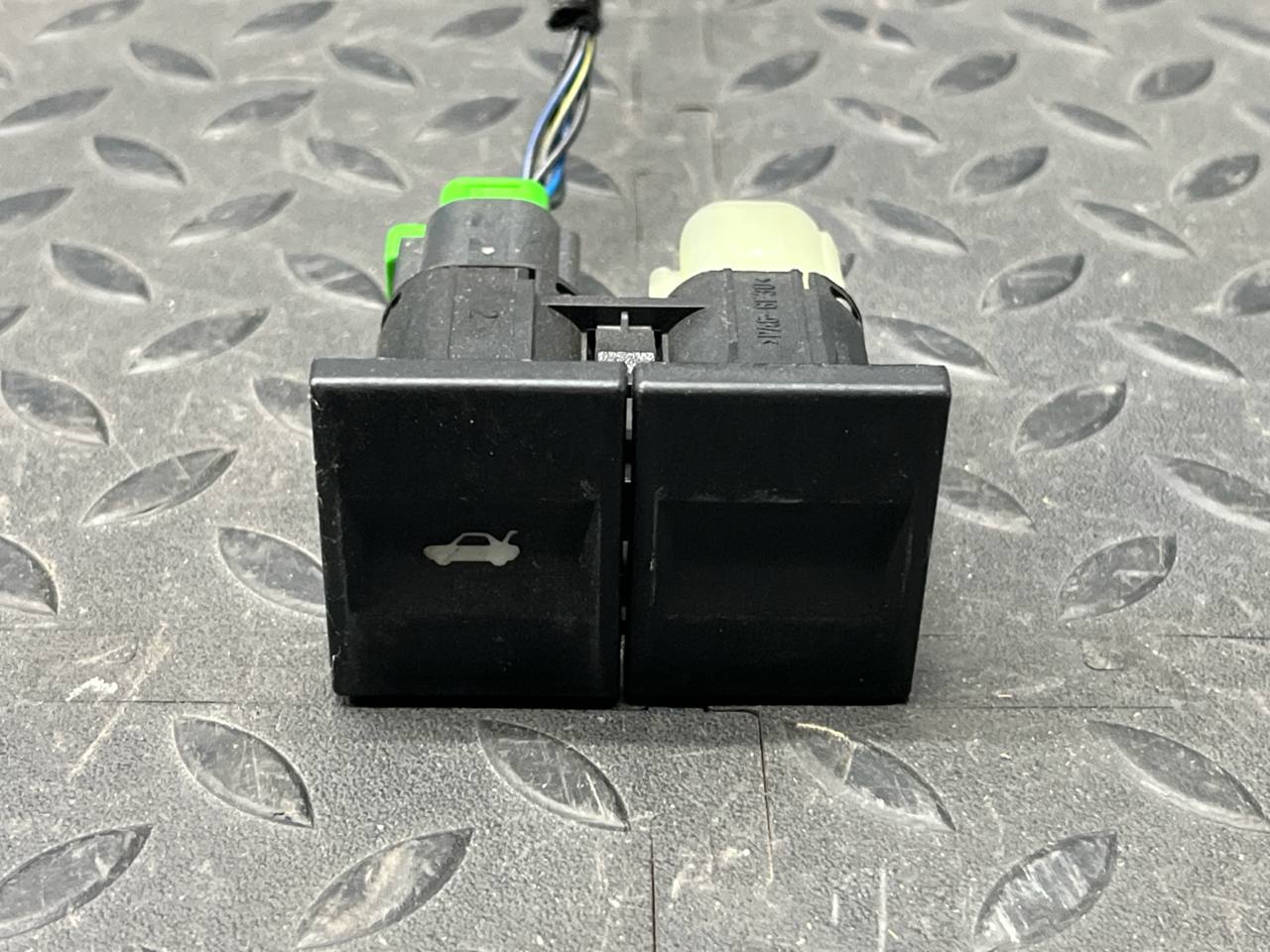 Кнопка открывания багажника Ford  Mondeo/3 2000-2007