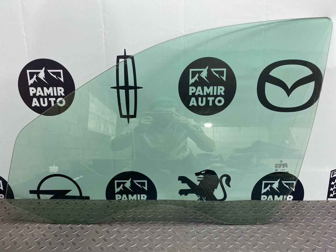 Стекло двери переднее левое Mercedes E/W211 2002-2009