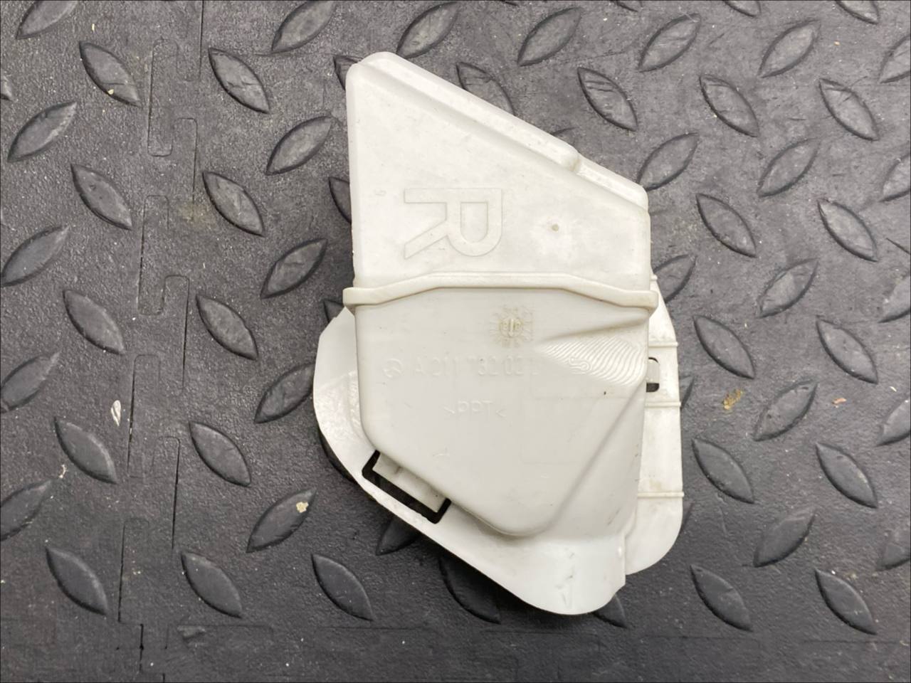 Кронштейн замка двери задний правый Mercedes E/W211 2002-2009