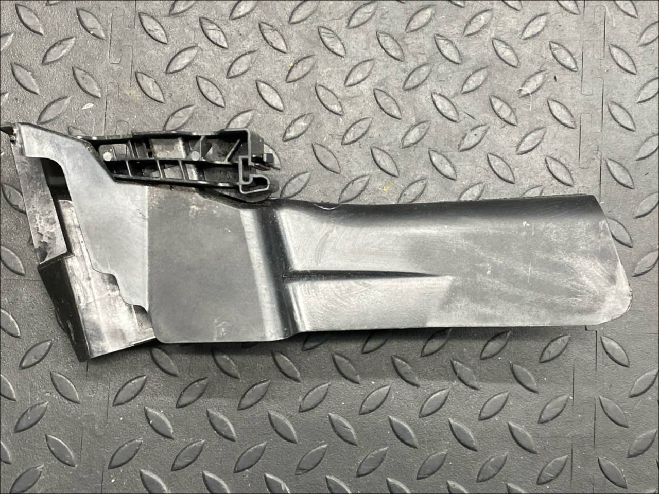 Кронштейн замка двери передний правый Mercedes C/W204 2006-2015