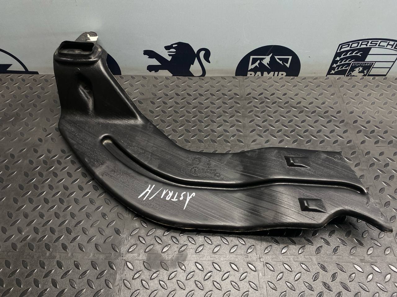 Воздуховод отопителя левый Opel Astra/H 2004-2014