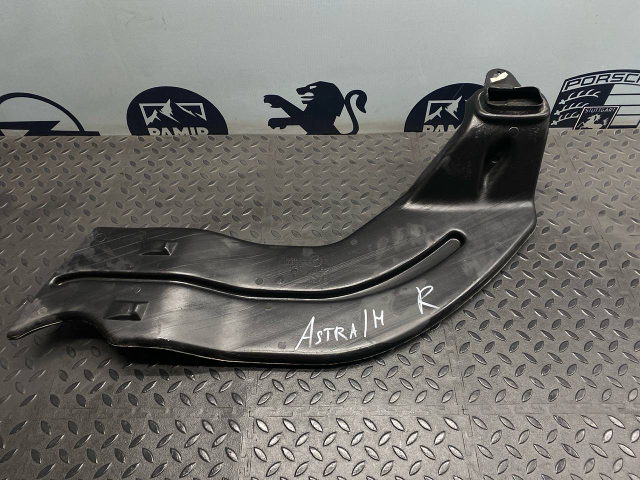 Воздуховод отопителя правый Opel Astra/H 2004-2014