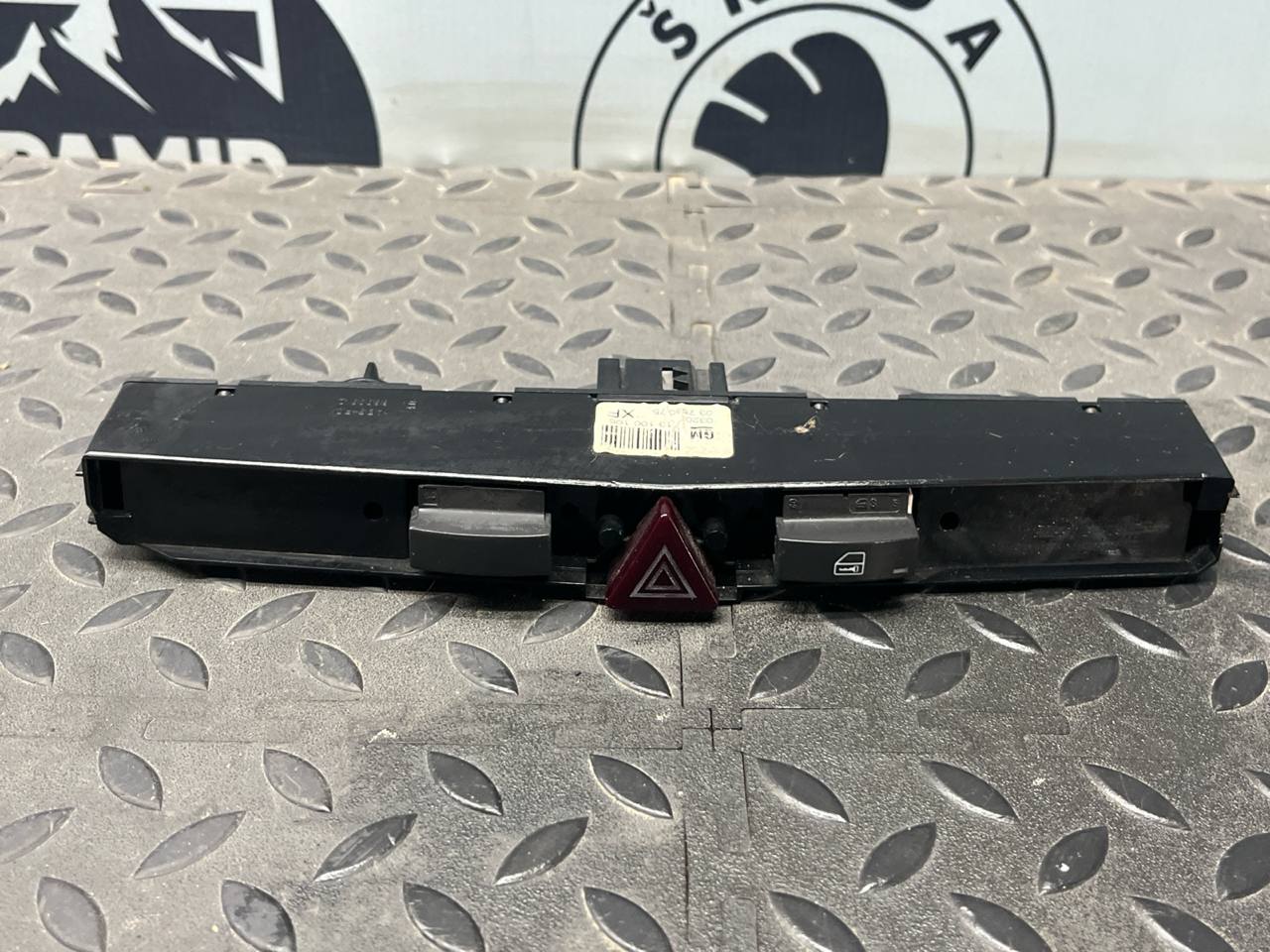 Кнопка аварийной сигнализации Opel Astra/H 2004-2014