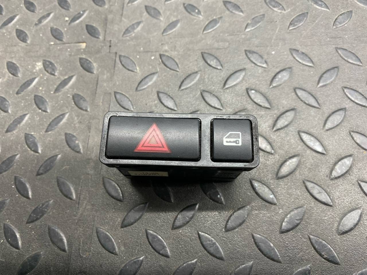 Кнопка аварийной сигнализации BMW 3/E46 1998-2007