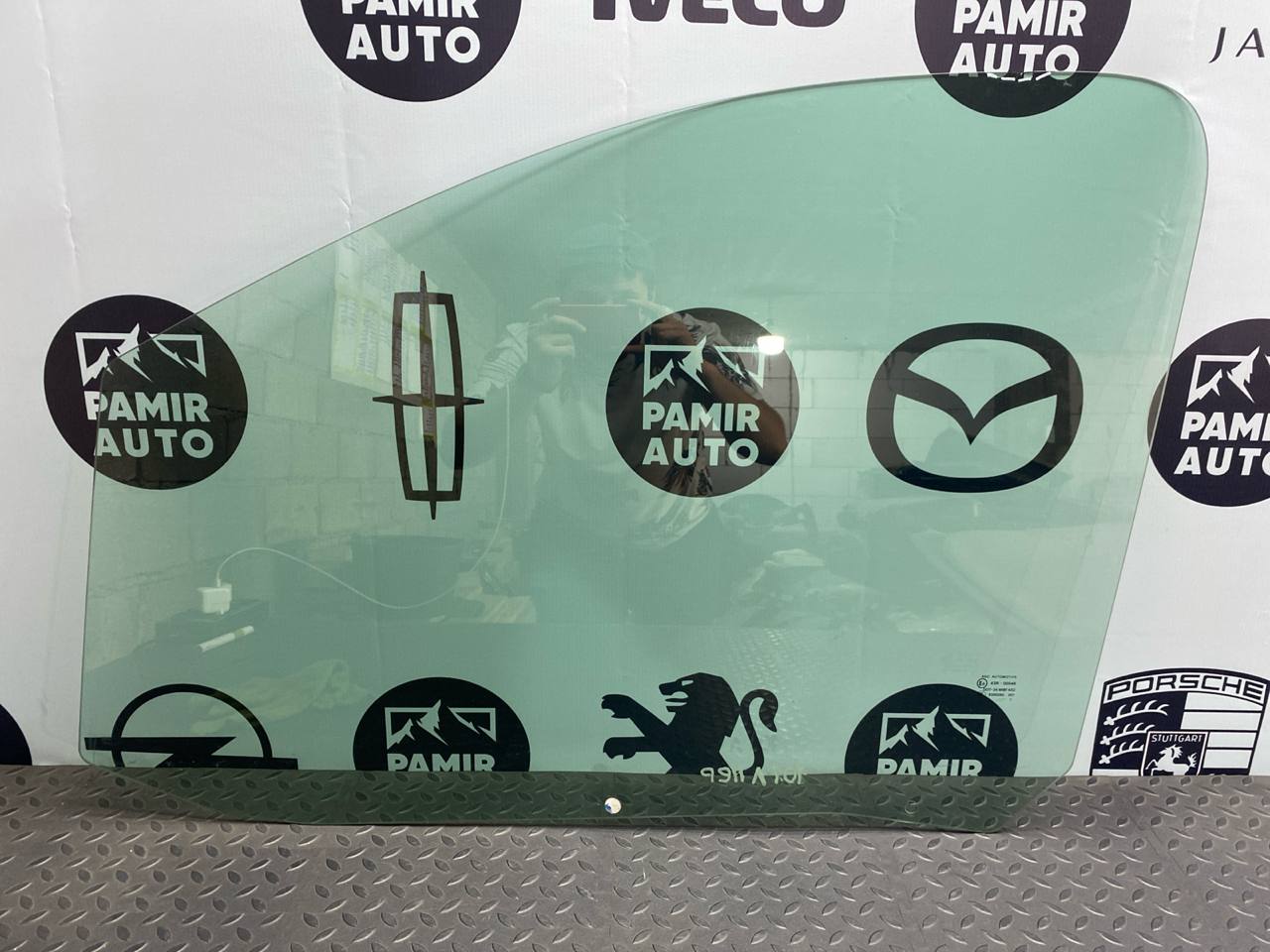 Стекло двери переднее левое Peugeot Expert/2 2007-2016