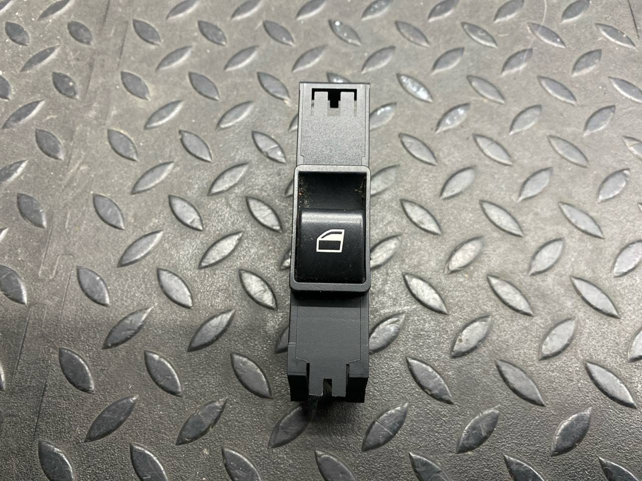 Кнопка стеклоподъемника передняя BMW 3/E46 1998-2007