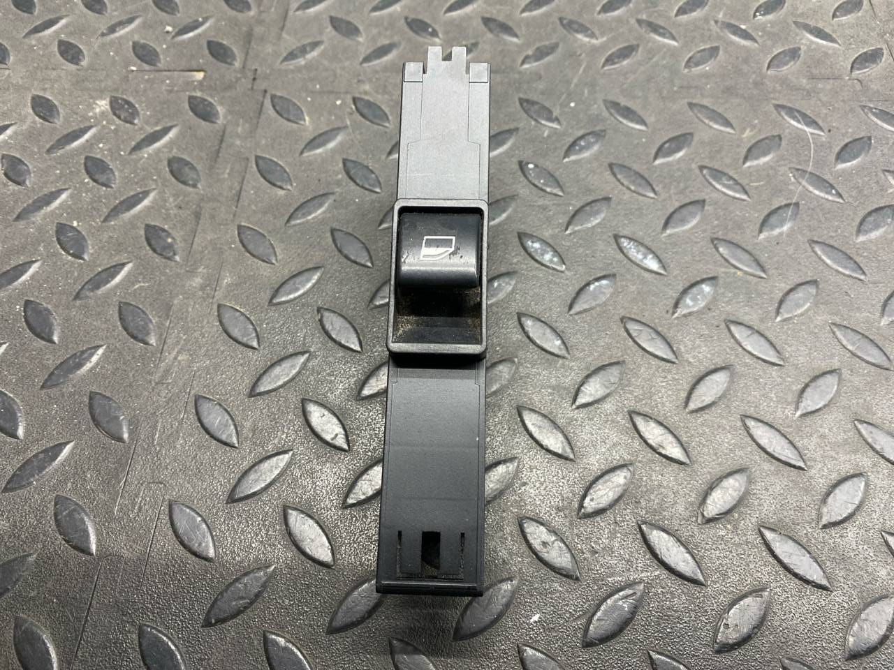 Кнопка стеклоподъемника передняя BMW 3/E46 1998-2007