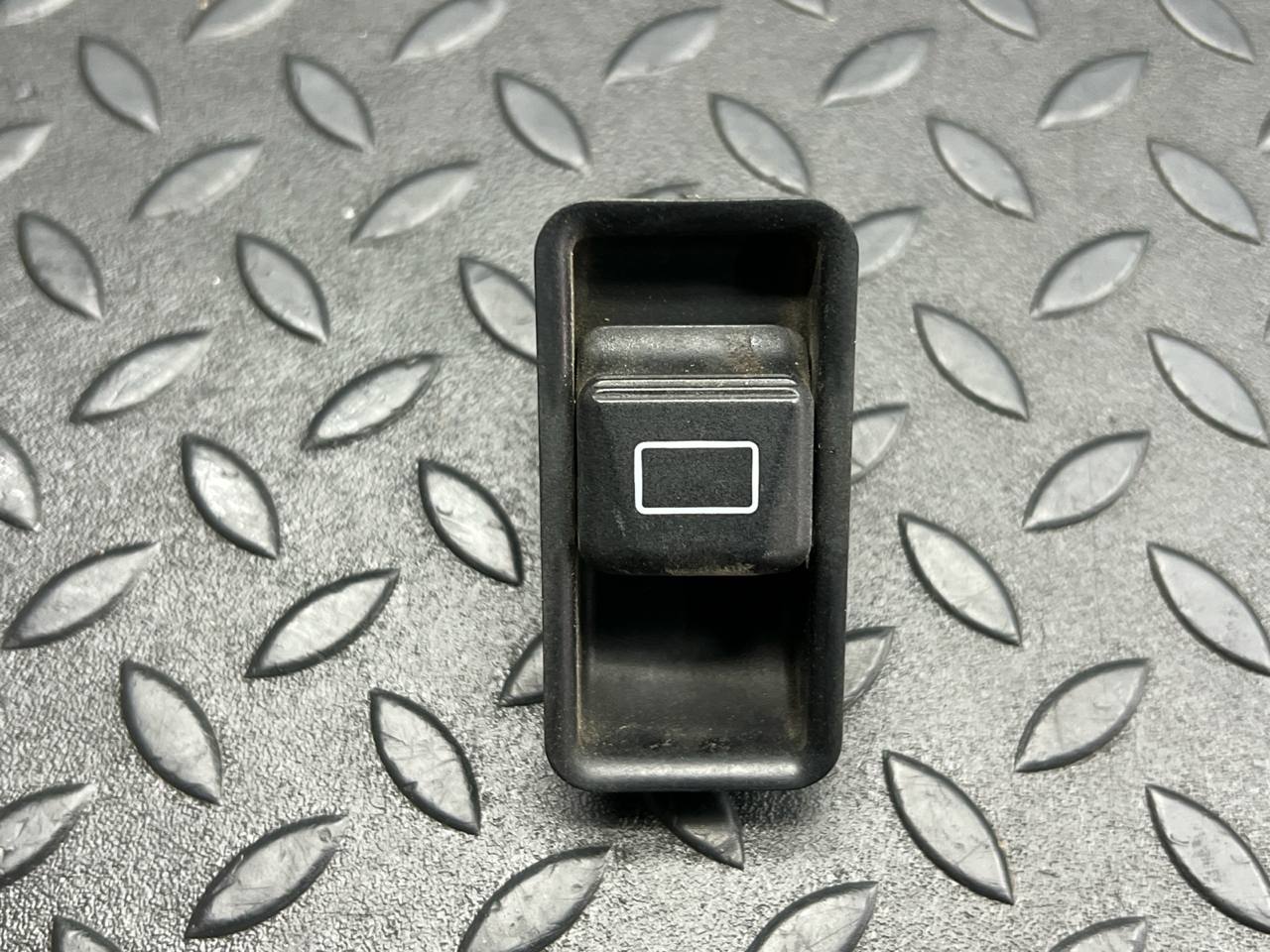 Кнопка люка Mercedes C/W202 1993-2001