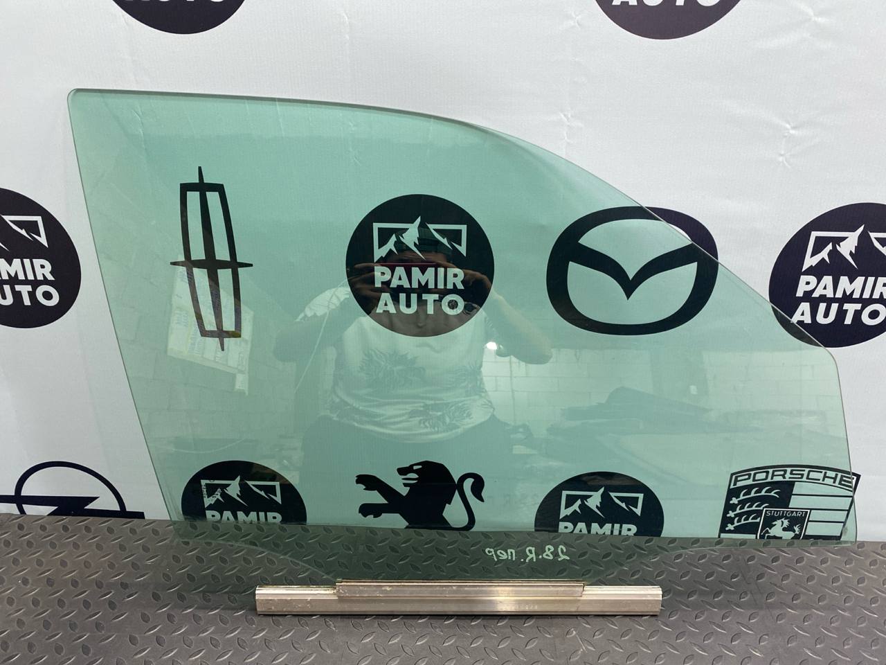 Стекло двери переднее правое Mercedes E/W210 1995-2003