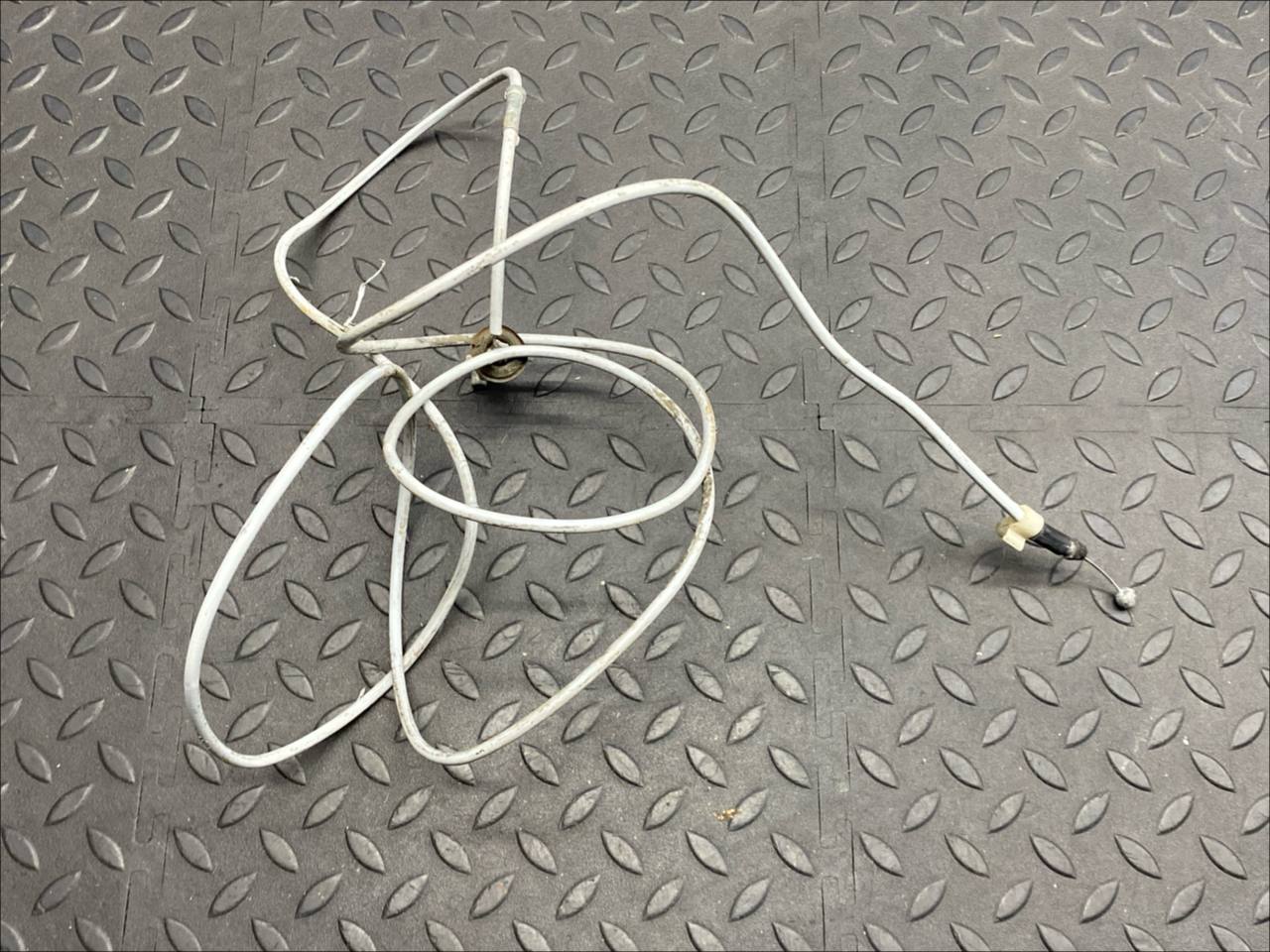 Трос замка капота Toyota Avensis/2 2003-2009