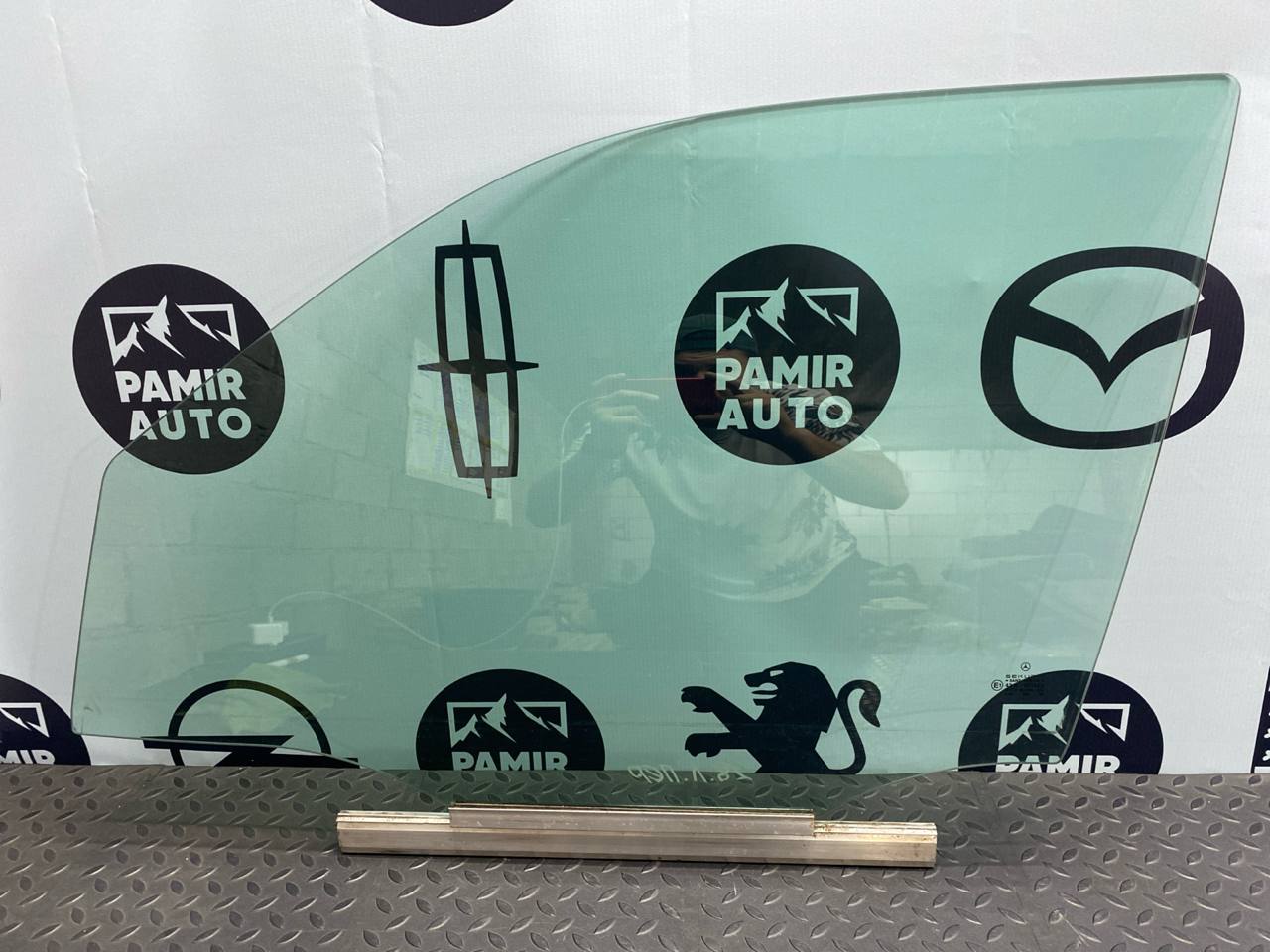 Стекло двери переднее левое Mercedes E/W210 1995-2003