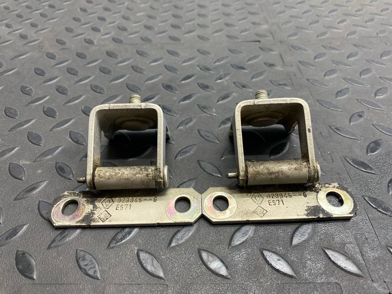 Петля двери багажника Renault Scenic/2 2003-2009