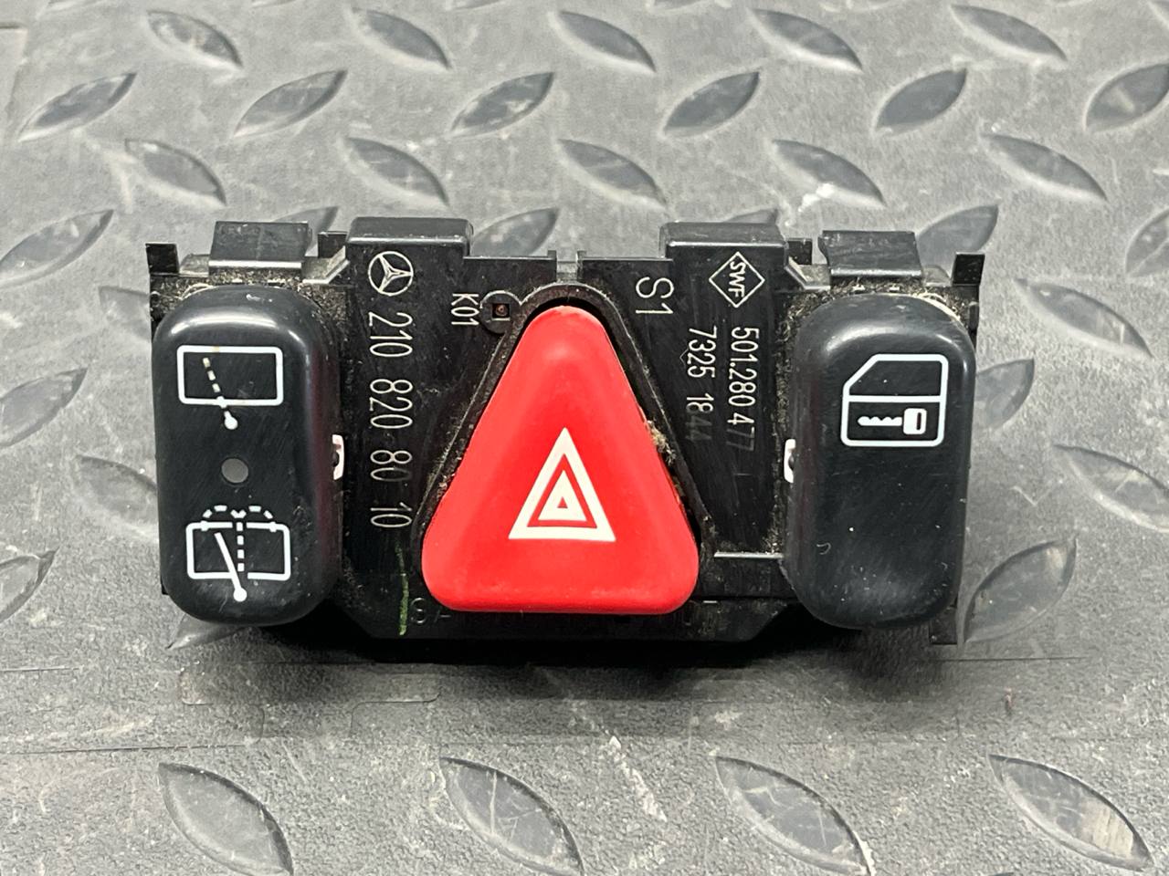 Кнопка аварийной сигнализации Mercedes E/W210 1995-2003