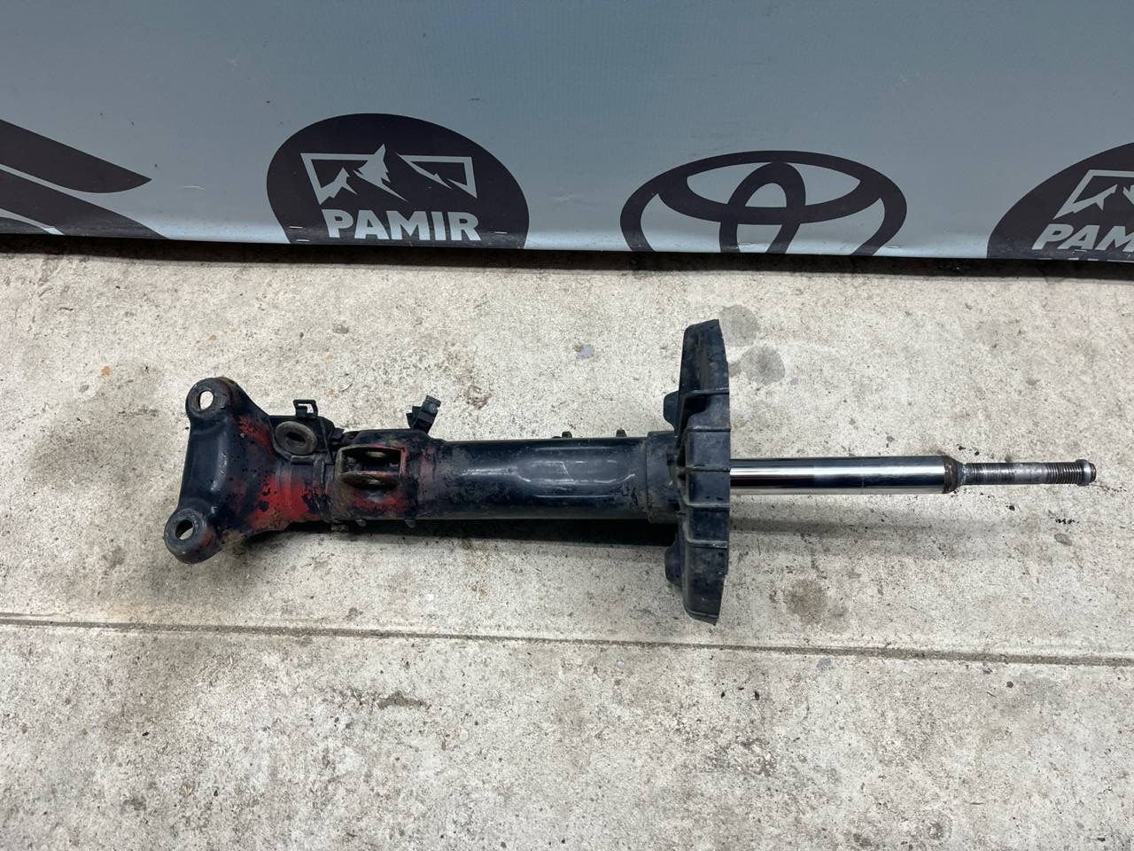 Амортизатор передний левый Mercedes C/W203 2000-2008