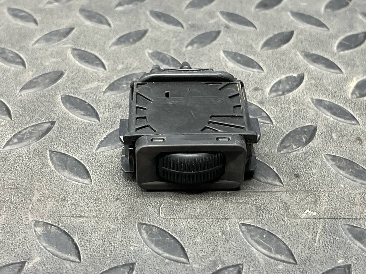 Кнопка корректора фар Mercedes C/W202 1993-2001