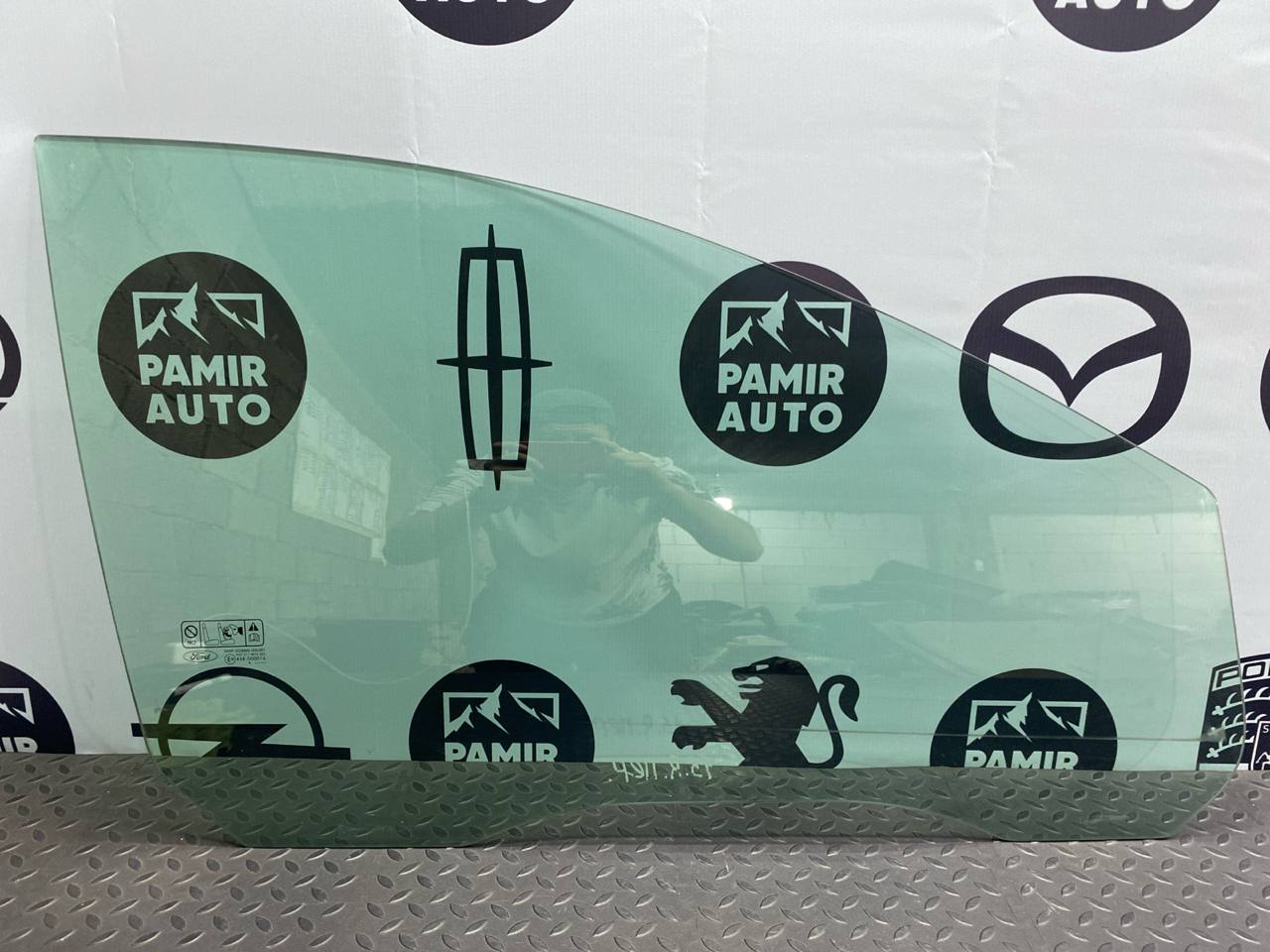 Стекло двери переднее правое Ford Focus/2 2004-2011