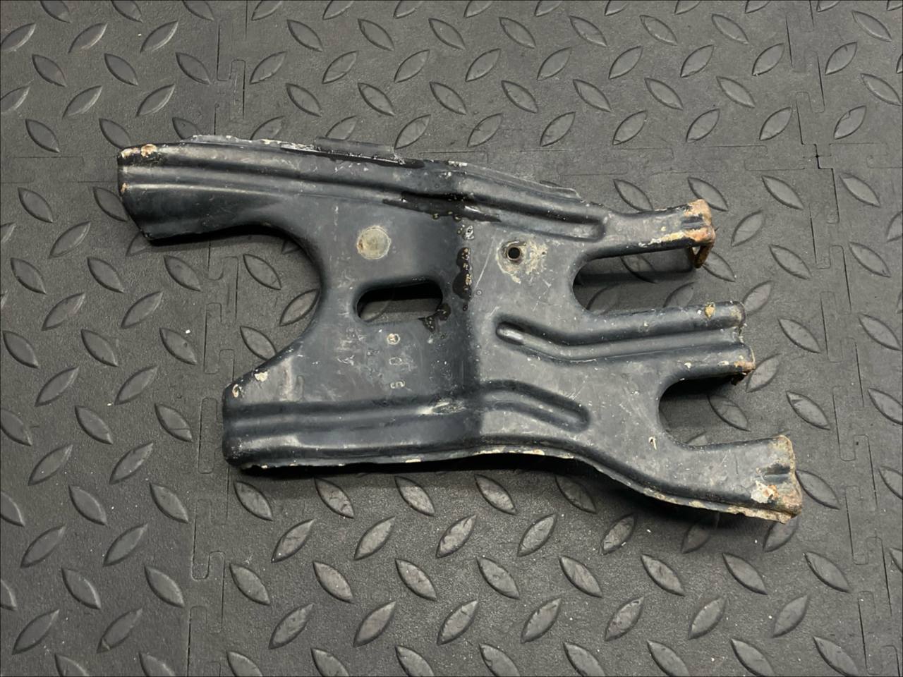 Кронштейн фары правый Mercedes C/W203 2000-2008