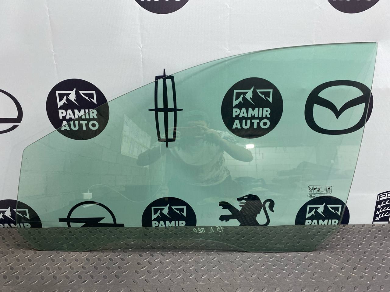 Стекло двери переднее левое Ford Focus/2 2004-2011