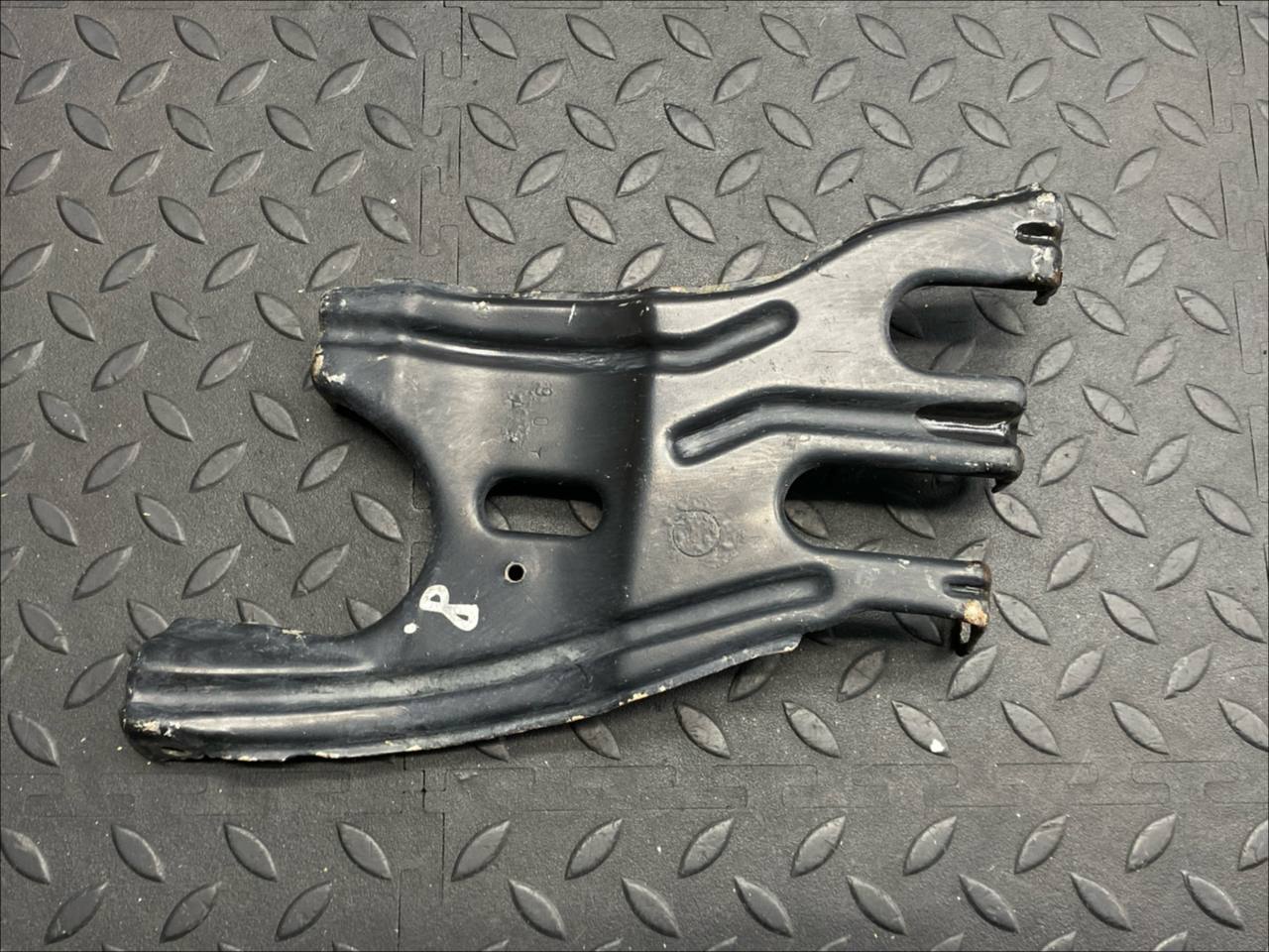 Кронштейн фары левый Mercedes C/W203 2000-2008