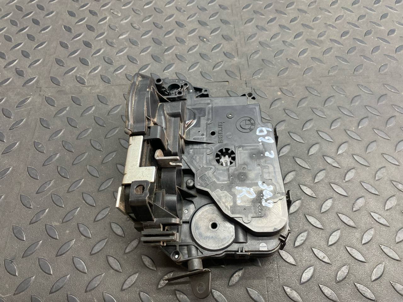 Замок двери задний правый BMW 3/E90 2004-2013