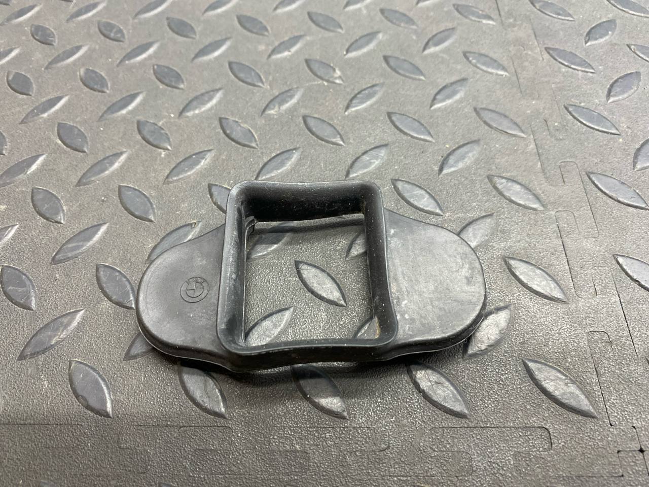 Уплотнитель ограничителя двери задний правый  BMW 3/E90 2004-2013