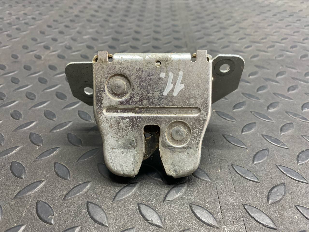 Замок двери багажника Mercedes C/W202 1993-2001