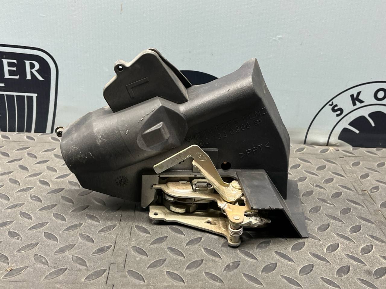 Замок двери задний левый Mercedes C/W202 1993-2001