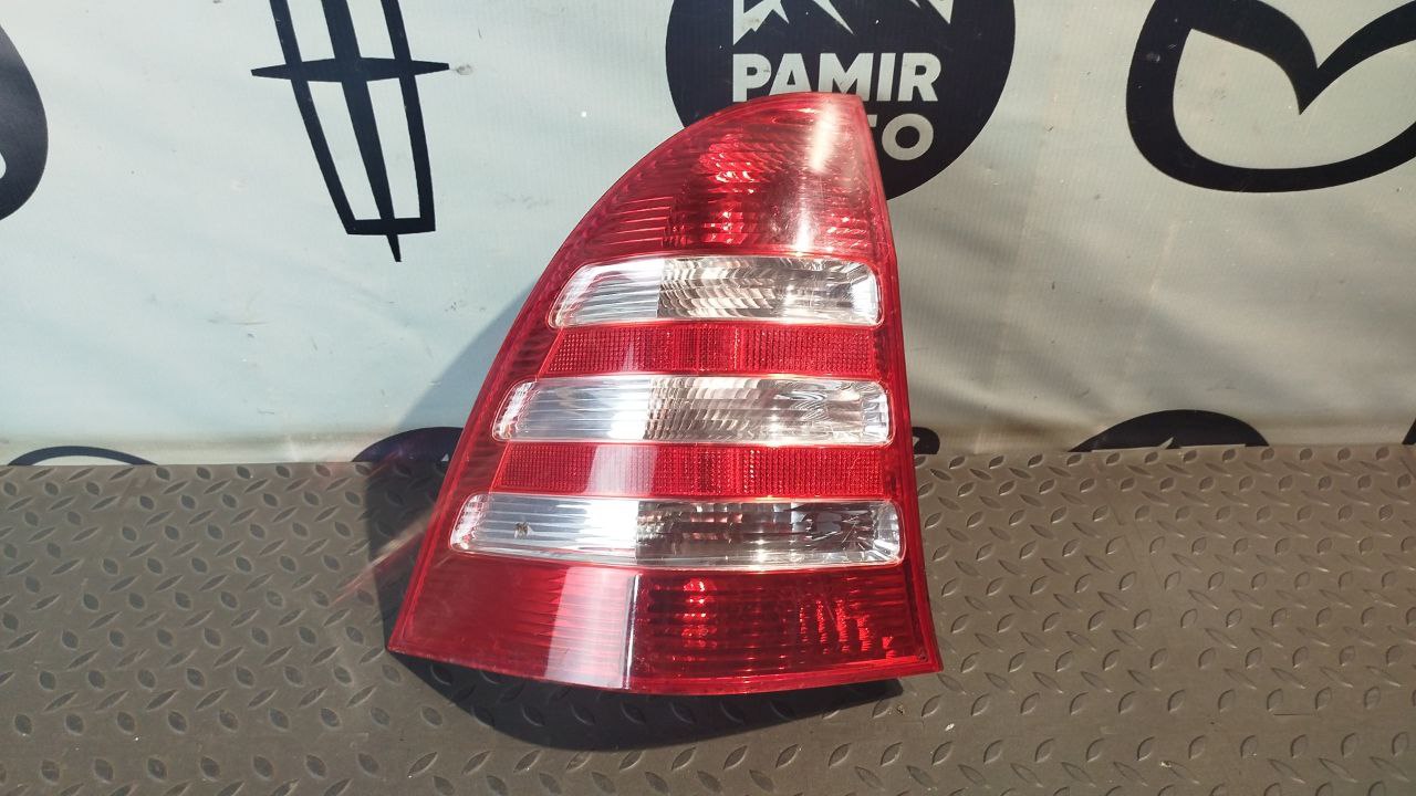 Фонарь задний левый Mercedes C/W203 2000-2008
