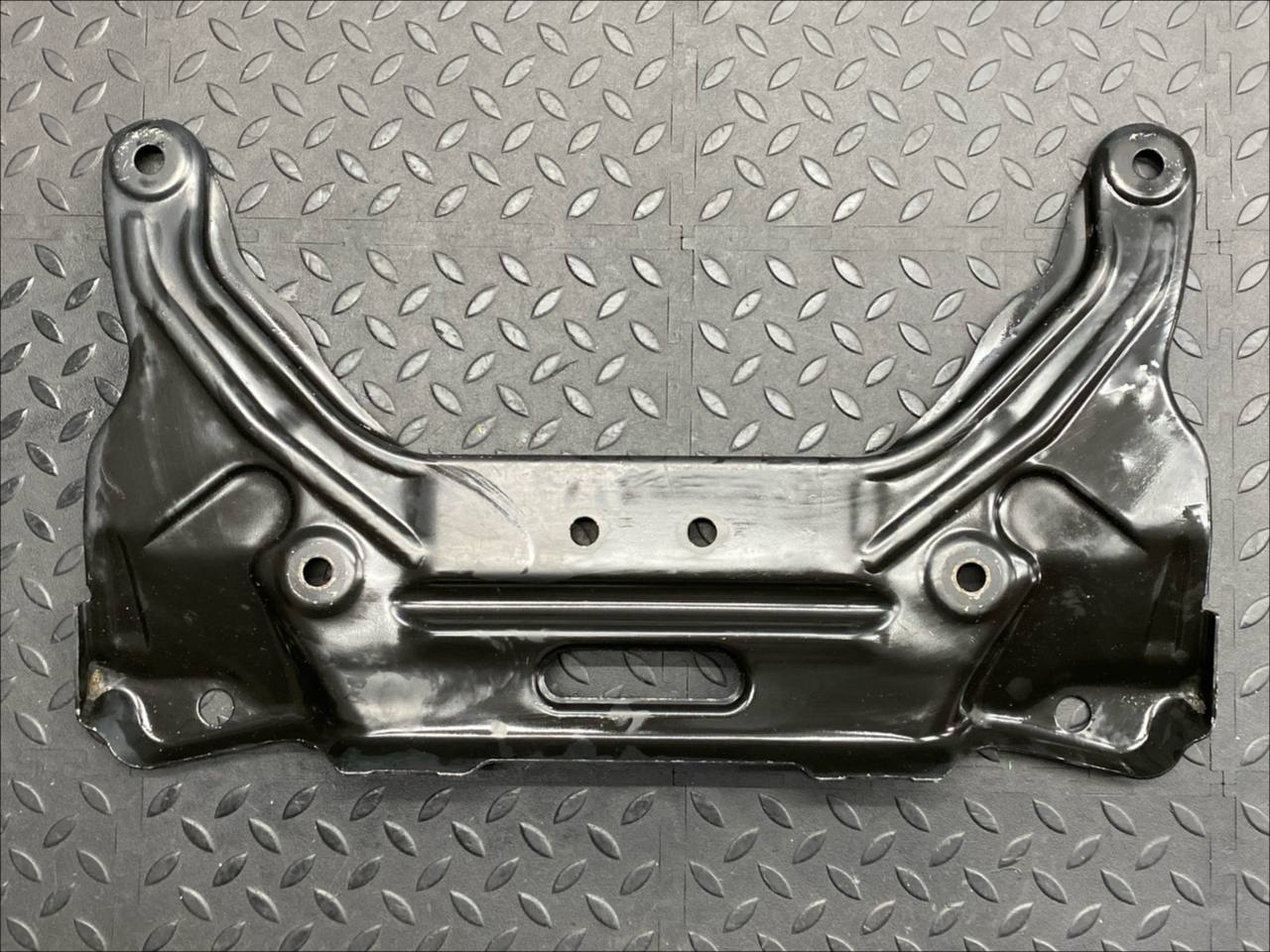 Кронштейн рулевой рейки Mercedes E/W211 2002-2009