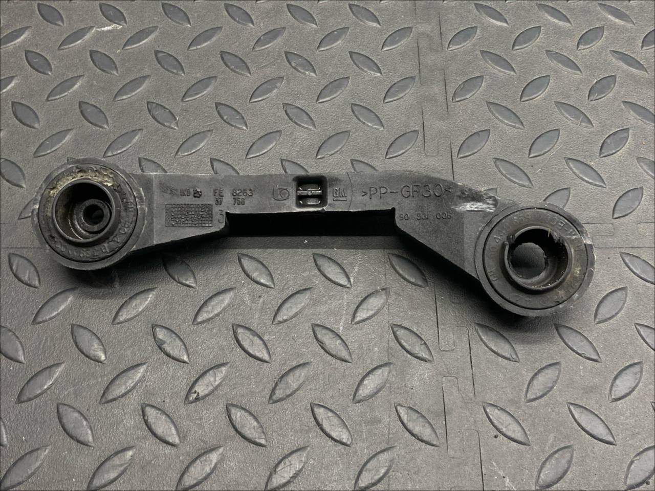 Кронштейн корпуса воздушного фильтра Opel Astra/H 2004-2014