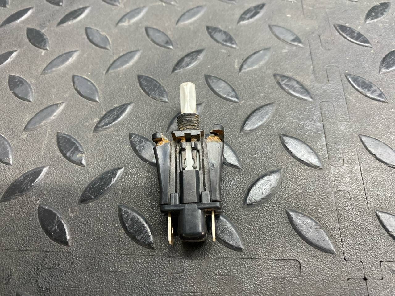 Выключатель концевой Mercedes C/W202 1993-2001