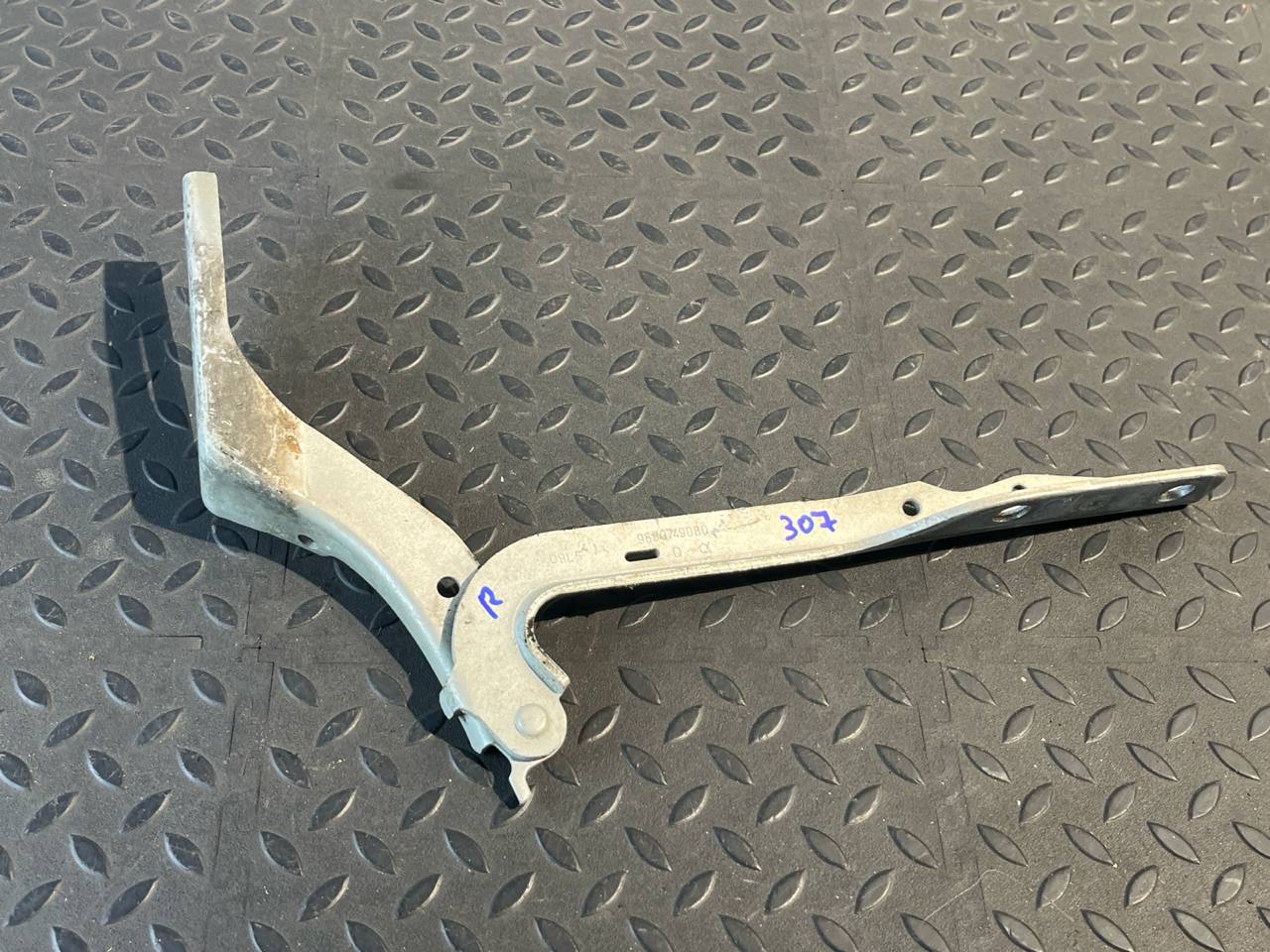 Петля капота правая Peugeot 307 2001-2008