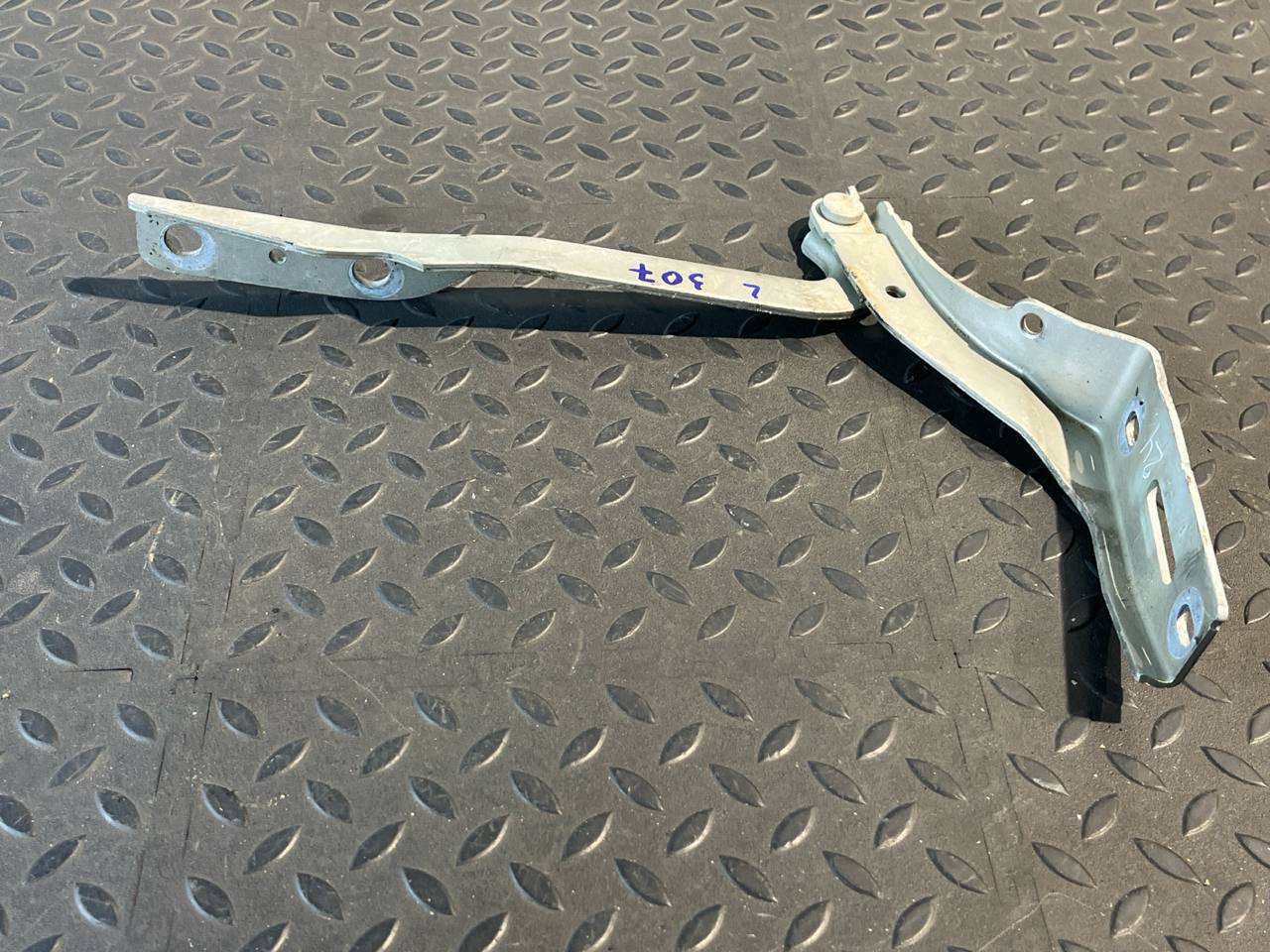 Петля капота левая Peugeot 307 2001-2008