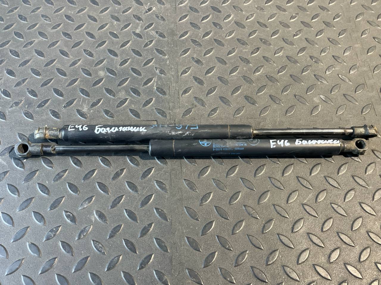 Амортизатор крышки багажника BMW 3/E46 1998-2007