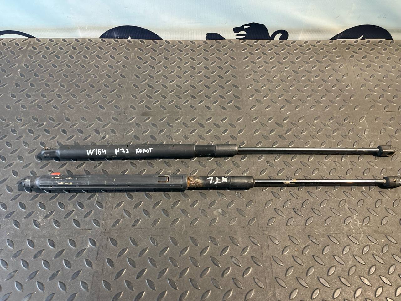 Амортизатор капота Mercedes M/W164 2005-2011