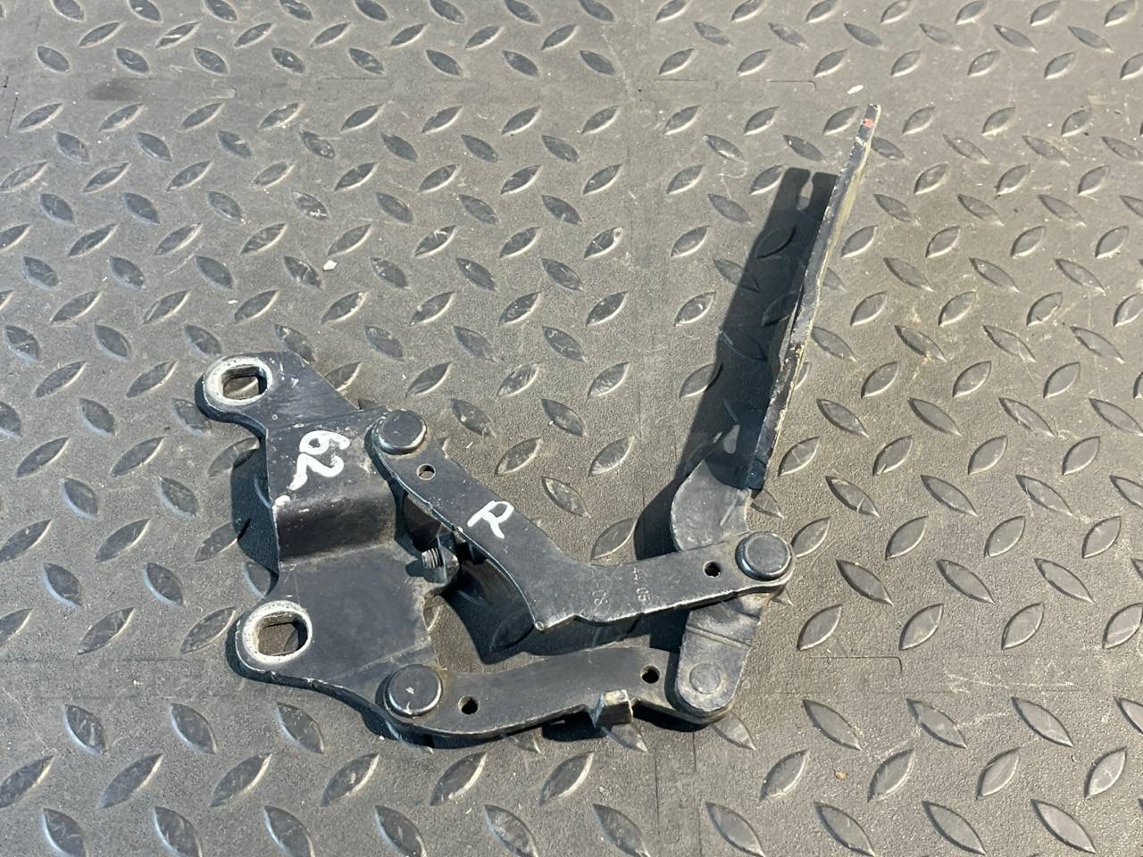 Петля капота правая BMW 3/E90 2004-2013