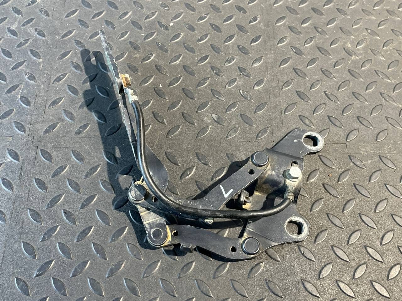 Петля капота левая BMW 3/E90 2004-2013