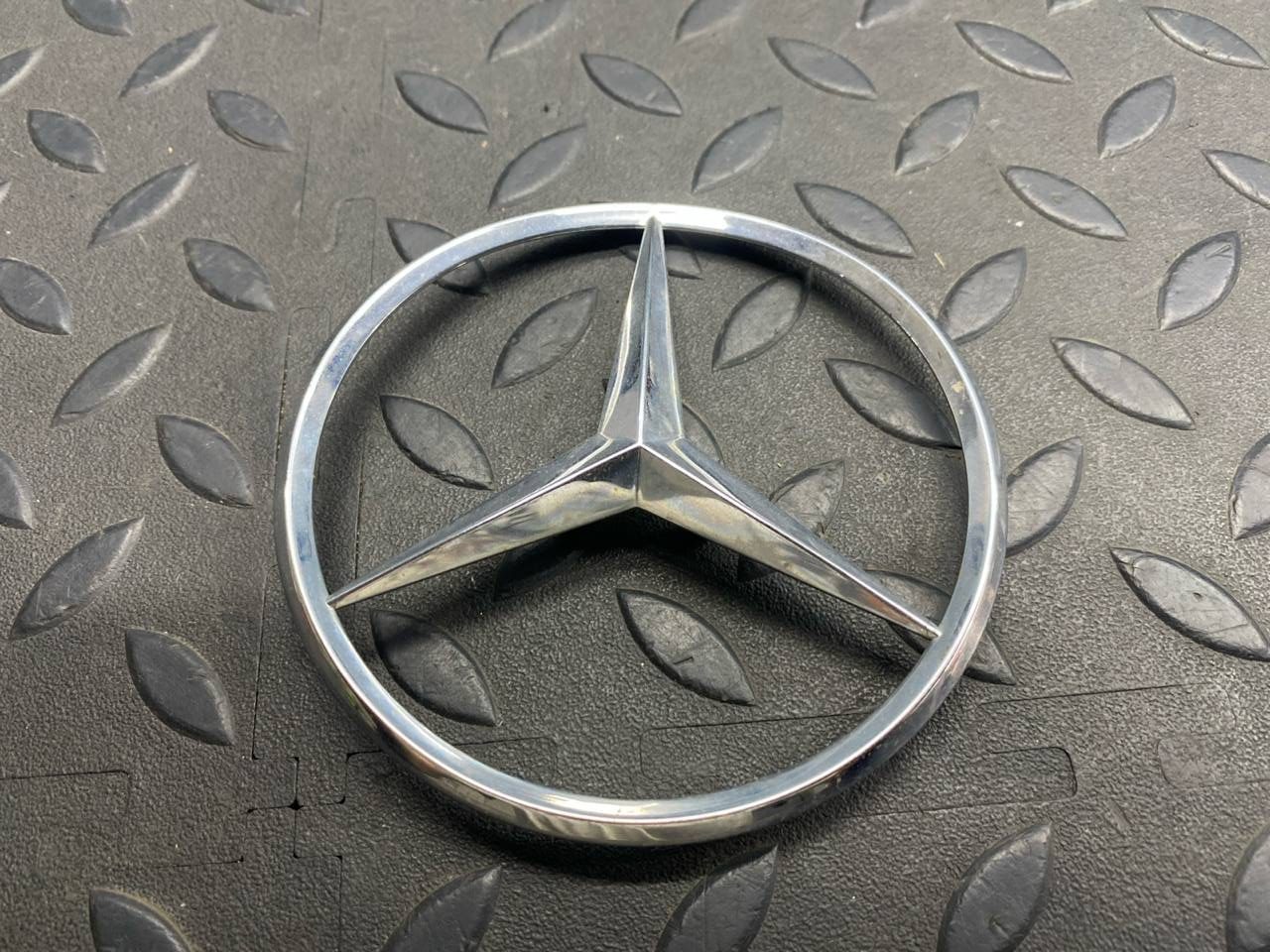 Эмблема задняя Mercedes E/W210 1995-2003